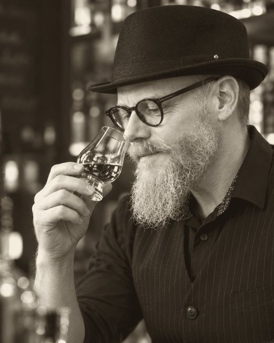 Mirko Schwerdtfeger nimmt die Nase eines Whiskys im Glencairn-Glas
